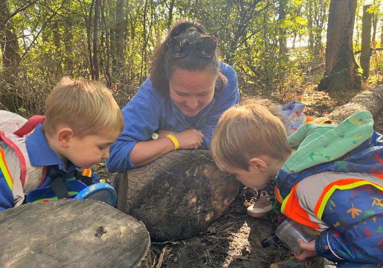 toddlers minibeast hunting